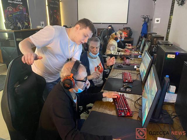 Berkompetisi Melawan Anak-anak Sekolah, Tim eSports CS:GO Beranggotakan Kakek-Nenek Masuk Buku Rekor