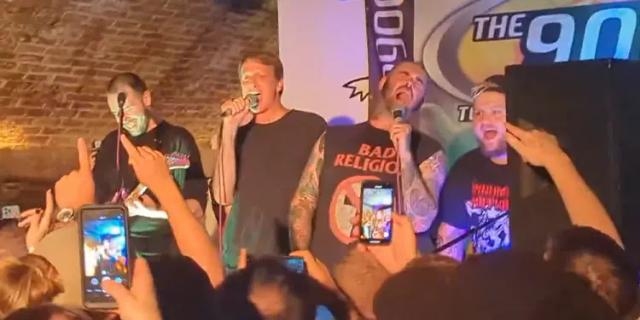 Tony Hawk Muncul Bernyayi Bersama Band Cover Tony Hawk Pro Skater di London