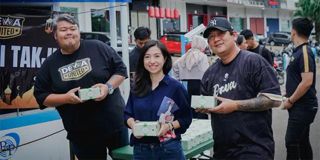 Dewa United Bagi Takjil Untuk Berbagi Kebahagiaan Ramadan