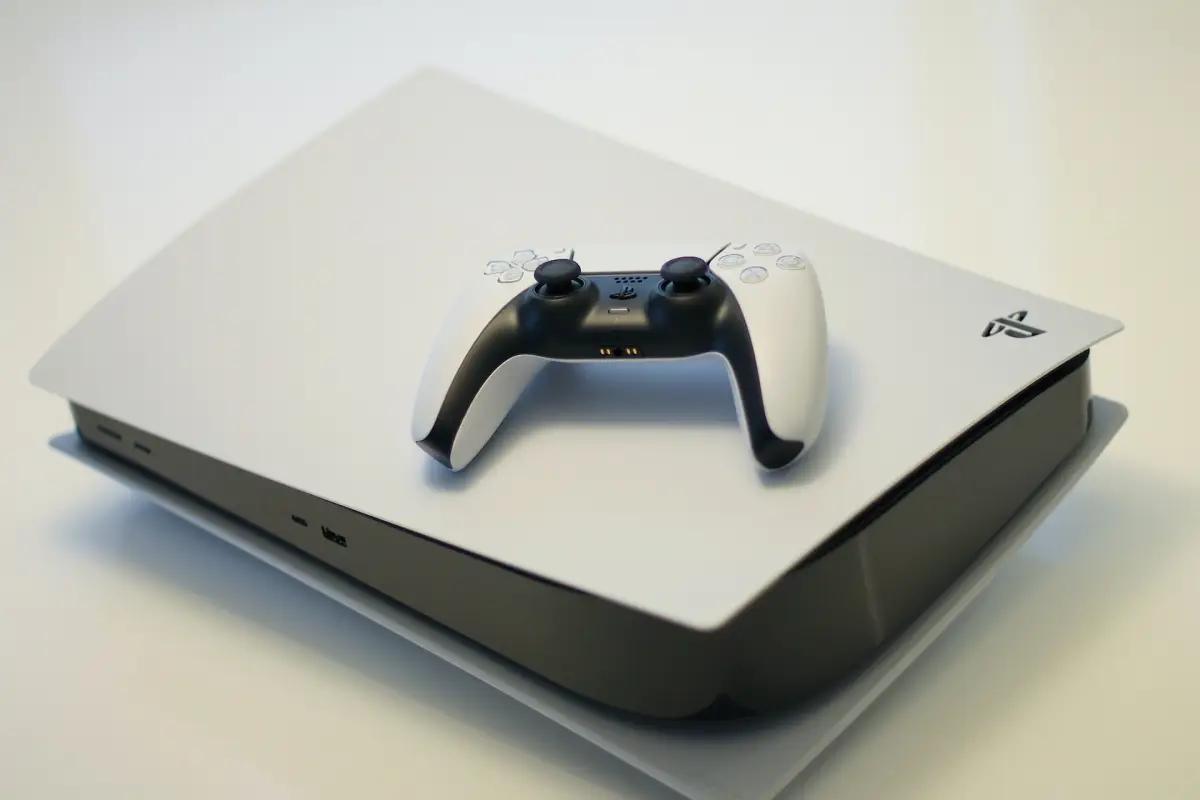 PlayStation 5. (Sumber: unsplash.com/Kerde Severin)