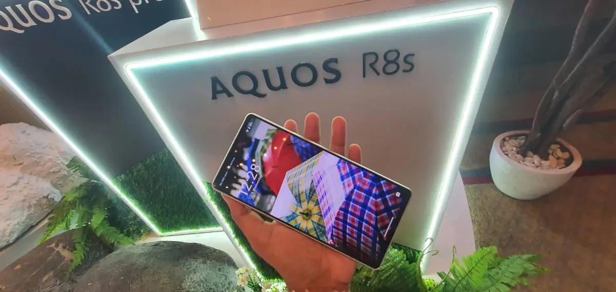 Sharp Aquos R8s Pro yang dihargai sebesar Rp15.999.000 ini memiliki kamera depan beresolusi 12.6MP dengan desain punch hole, yang bisa melakukan digital zoom hingga 8 kali (FOTO: INDOGAMERS.COM/Icaa)