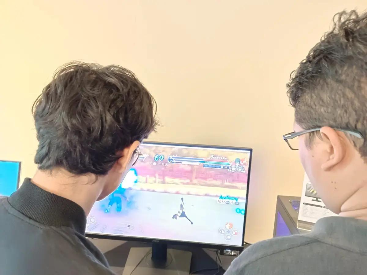 Indogamers.com berkesempatan menggunakan kedua perangkat MSi yakni Monitor MAG323UPF dan Desktop MAG INFINITE S3, saat bermain game PC RPG "Naruto". (FOTO: Indogamers.com/Annisa Fadhilah)