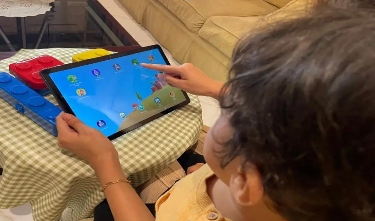 Gadget dapat memberikan dampak baik bagi anak apabila penggunaannya disertai batasan waktu yang jelas, dimonitor dengan tepat, serta diperkaya dengan aplikasi, video, atau permainan edukatif (FOTO: Samsung)