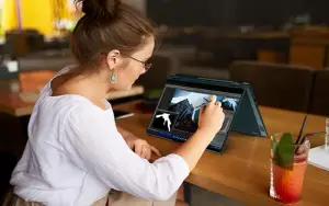 Penggunaan laptop Lenovo ThinkBook 14s Yoga Gen 3 IRU (FOTO: Lenovo)