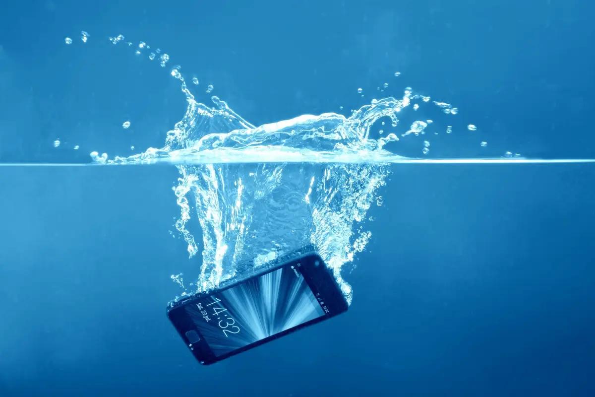 Ilustrasi HP terkena air. (Sumber: DigitBin)