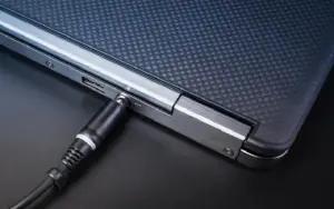 Pengisian daya pada laptop dengan adapter original (FOTO: Shutterstock)