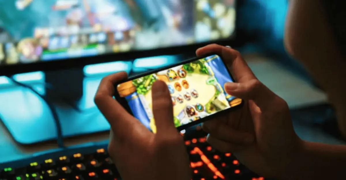 Ilustrasi main Mobile Legends di HP. (Sumber: Nyopee Geeks)