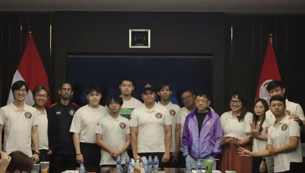 Tim Nasional Esports Indonesia nomor CSGO bersama jajaran PB ESI usai menerima hadiah (FOTO: PB ESI)