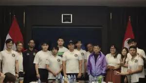 Tim Nasional Esports Indonesia nomor CSGO bersama jajaran PB ESI usai menerima hadiah (FOTO: PB ESI)