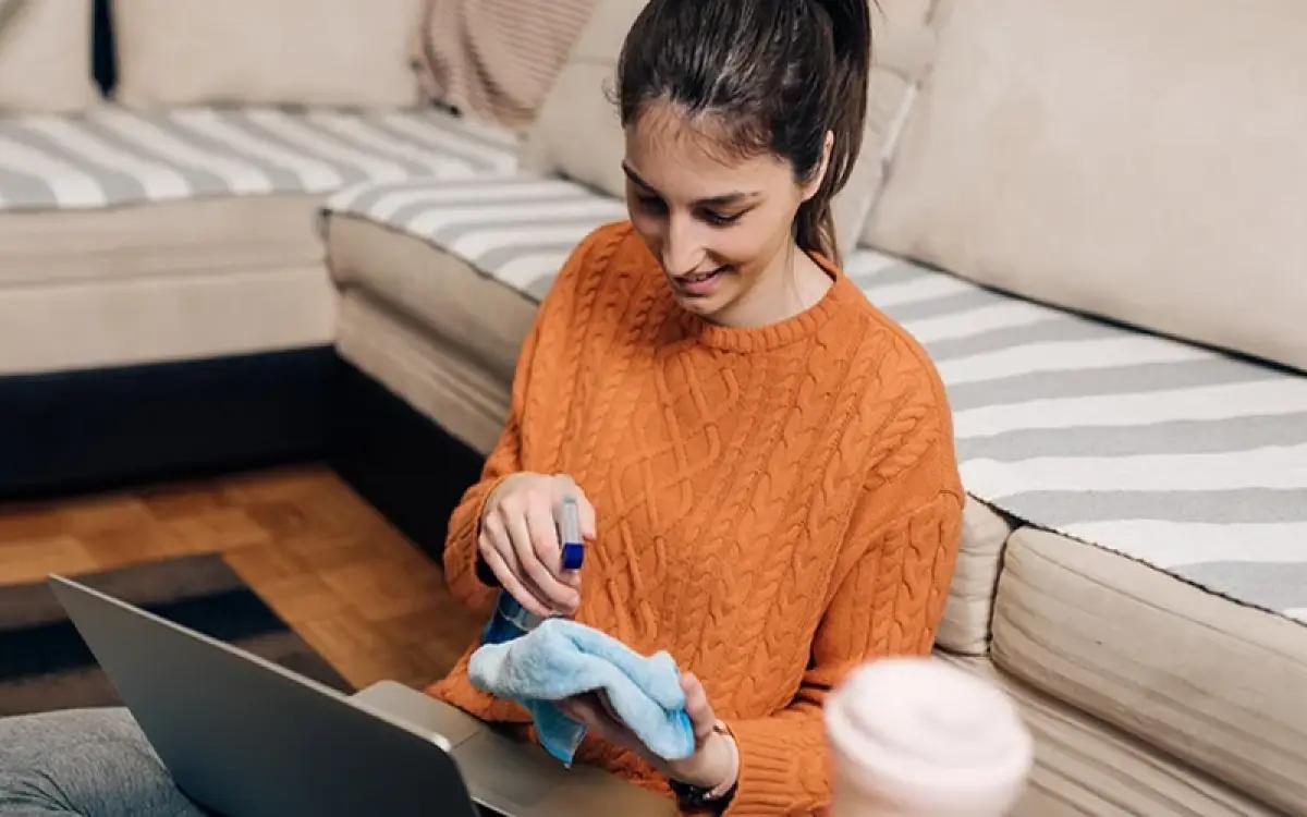 Ilustrasi seorang pengguna laptop tengah membersihkan layar (FOTO: Avast)