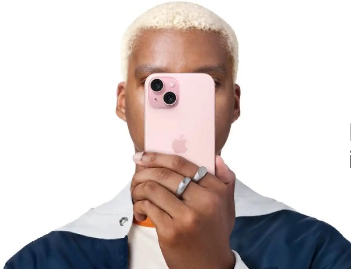 Dalam kuartal Desember 2023 lalu, pendapatan Apple turun USD20,8 miliar karena penjualan produk iPhone mereka merosot hampir 13% (FOTO: Apple.com)