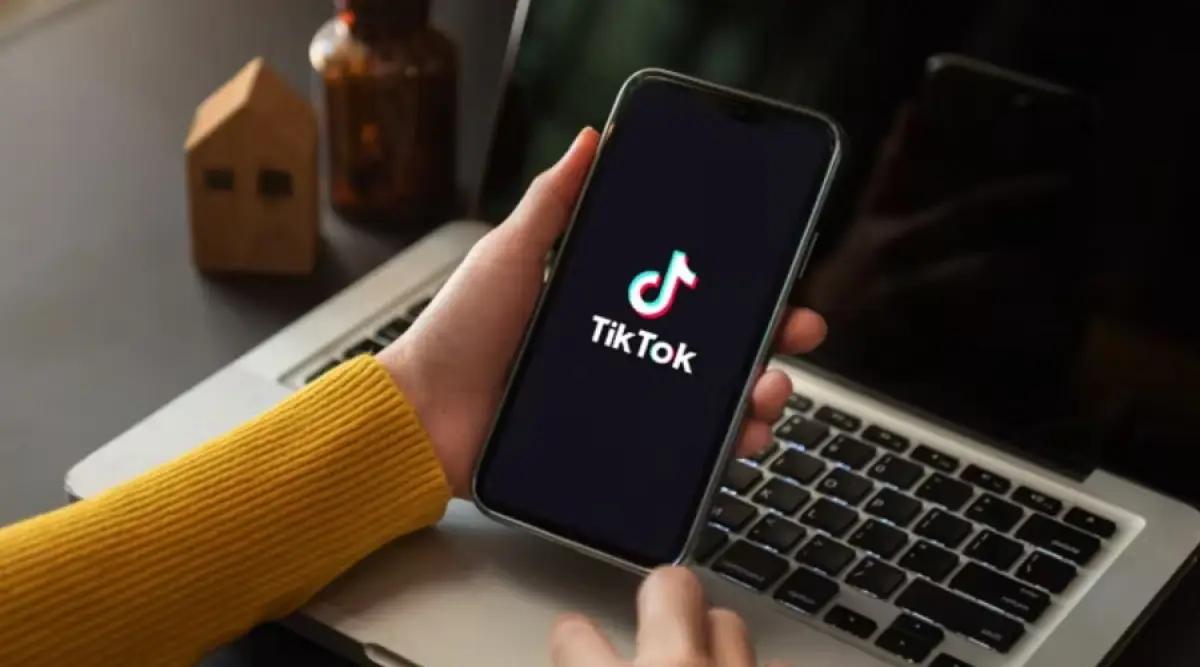 Ilustrasi menonton video TikTok (FOTO: Shutterstock)