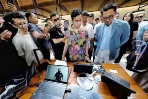 Gibran Rakabuming Raka saat bersama Ridwan Kamil melihat-lihat potensi pasar industri kreatif anak muda Bandung. (FOTO: Instagram/gibran_rakabuming)
