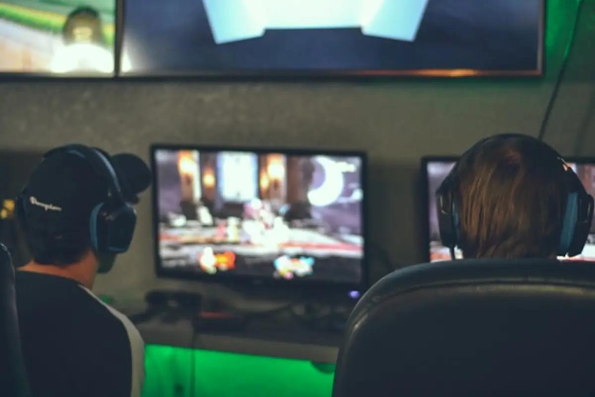 Ilustrasi turnamen e-sport. (FOTO: unsplash.com/@alexhaney)