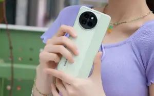 Xiaomi Civi 4 Pro dengan kamera utaman yang mengandalkan sistem optik Leica Simulux (FOTO: vopmart.com)