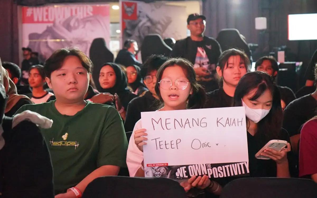 Fans setia Onic yang terus memberikan dukungannya ke MPL Arena. (FOTO: Moonton)