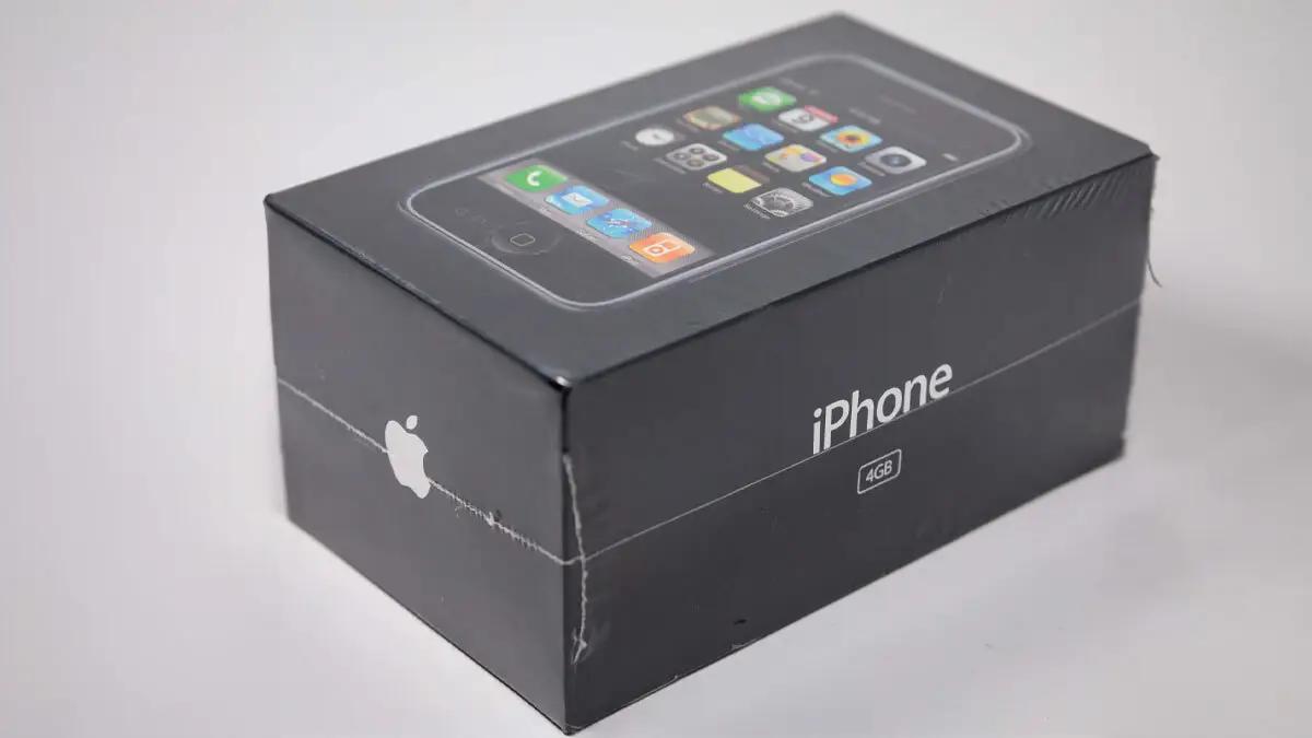 iPhone generasi pertama keluaran tahun 2007. (Sumber: Mashable)