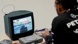 Lewis Hamilton main game balap Driver di PS 1. (Sumber: Mercedes-AMG Petronas Formula One)