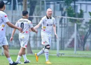 Coach Justin mengisi waktu senggang dengan bermain sepak bola. (FOTO: Instagram/coachjustinl)