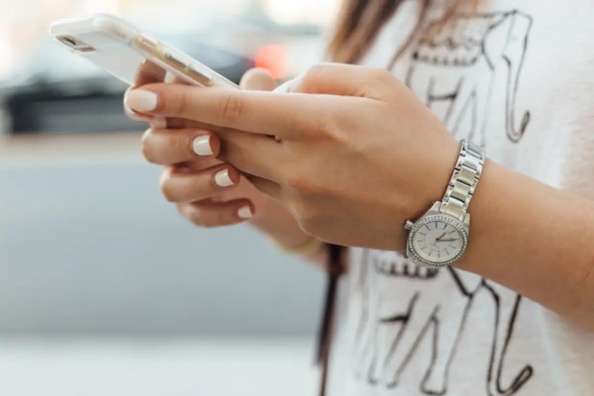 Ilustrasi menggunakan smartphone. (FOTO: unsplash.com/@plhnk)