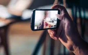 Ilustrasi merekam video dengan smartphone (FOTO: pinterest.com)