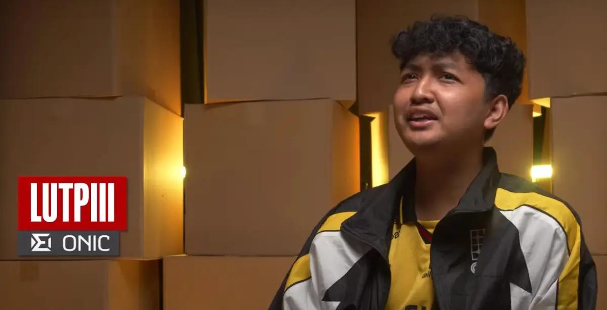 Ini Alasan Mengapa Lutpiii Diberi Kehormatan Pertama Mengangkat Piala MPL ID Season 13 (FOTO: Tangkap Layar Youtube MPL Indonesia) (FOTO: Tangkap Layar Youtube MPL Indonesia)