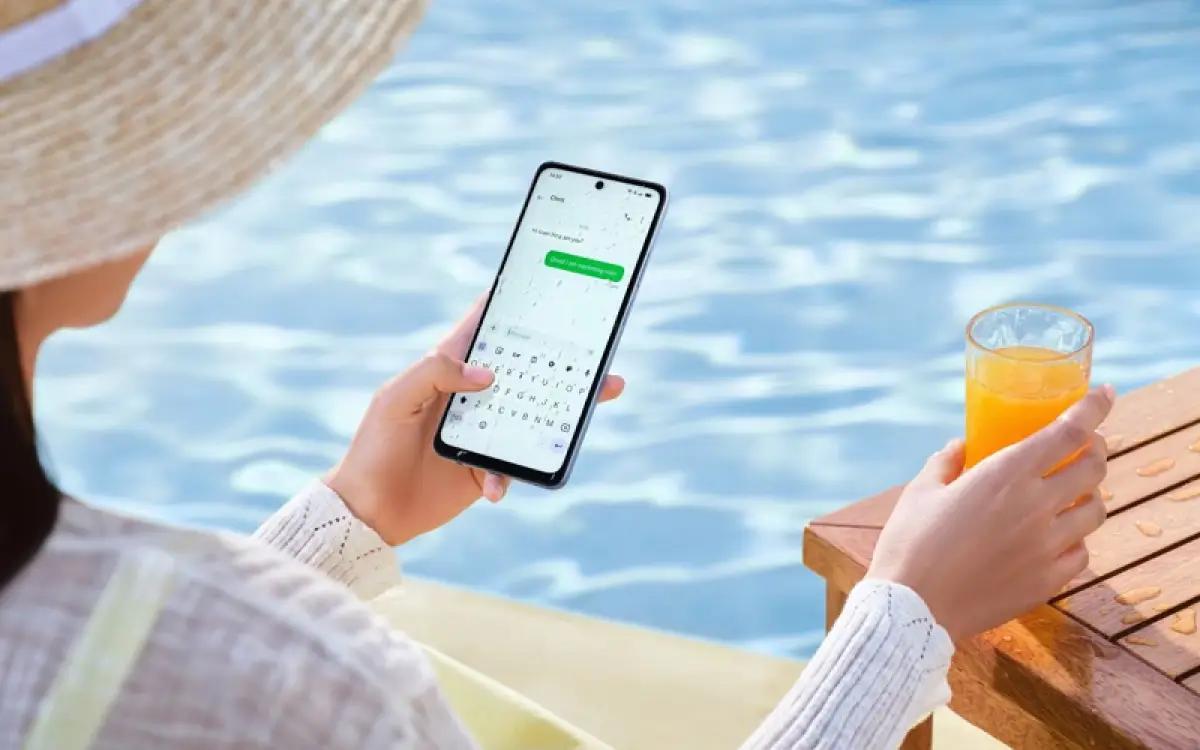 Ilustrasi menggunakan Oppo A60 di kolam renang, karena layarnya bisa digunakan saat basah. (FOTO: Oppo)