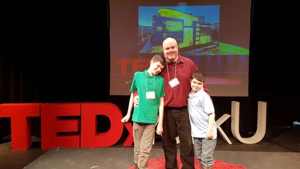 Stuart Duncan, sosok yang menggunakan game Minecraft untuk membantu anak-anak autis. (Sumber: TED)