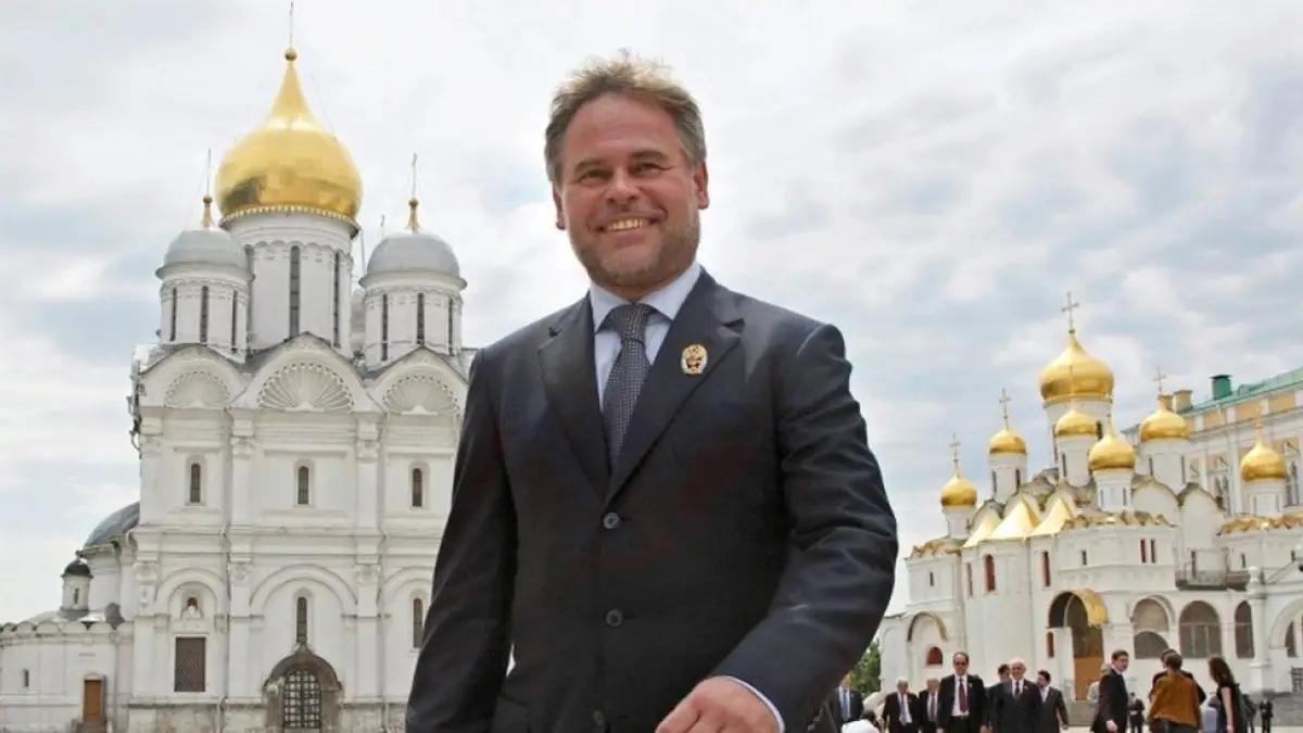 Eguene Kaspersky berfoto di depan Kremlin. (Sumber: BBC)