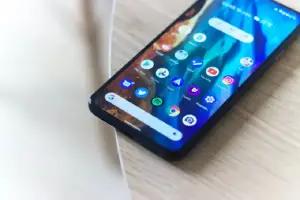 Ilustrasi penggunaan HP Android. (FOTO: Unsplash/Adrien)
