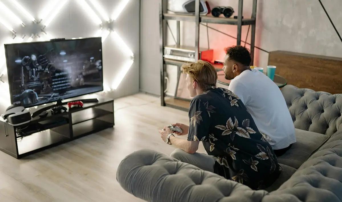 Gamer Bermain Game Console (FOTO: Pexels/Yankrukov)