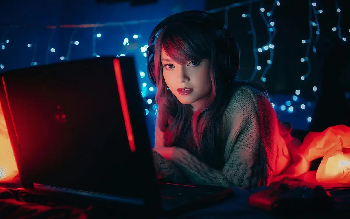 Ilustrasi Laptop Gaming Tipis (FOTO: Pexels/Florenz Mendoza)