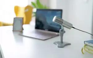 Ilustrasi penggunaan microphone eksternal karena microphone laptop tidak berfungsi (FOTO: pixabay.com)