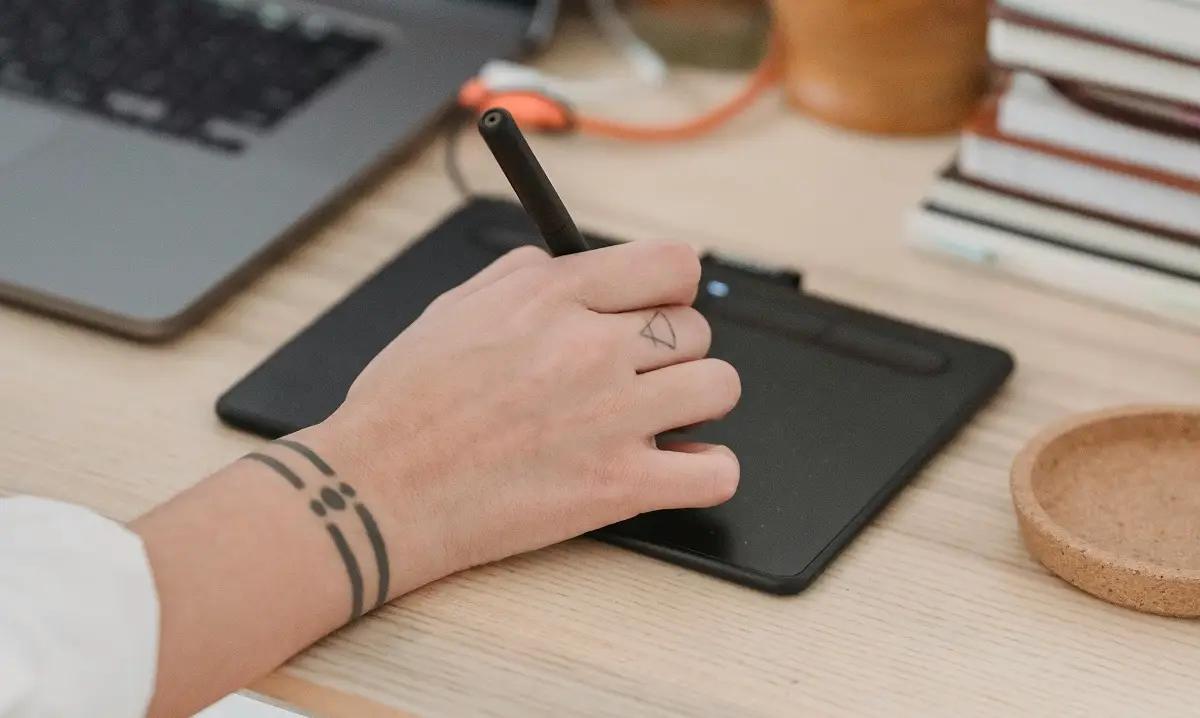 Tablet dengan Stylus atau Pulpen Elektronk (Foto: Pexels/George Milton)