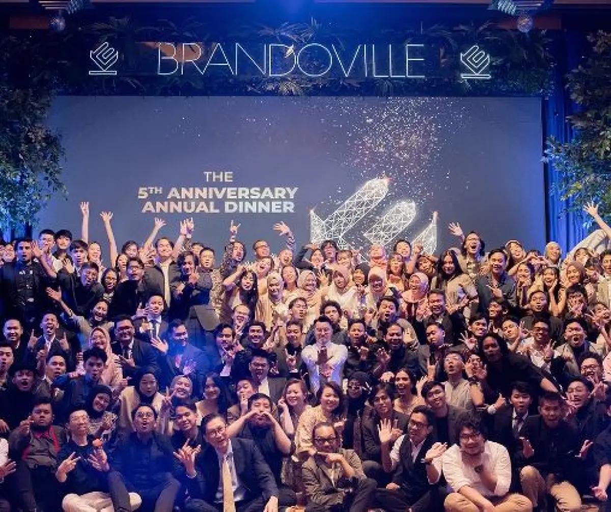 Potret momen hangat karyawan Brandoville pada perayaan ulang tahun ke-5. (FOTO: Instagram/brandoville_studios)