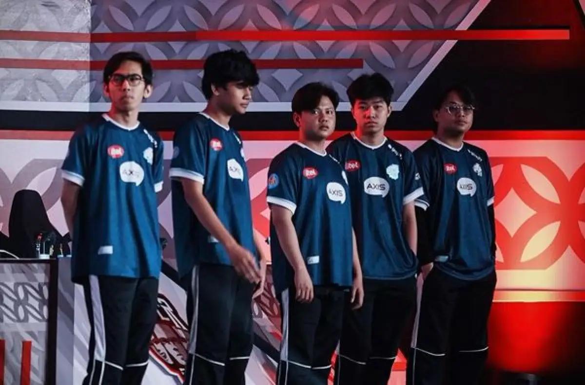 Wajah lesu pemain Evos di panggung MPL ID Season 14. (FOTO: WA Channel Evos)