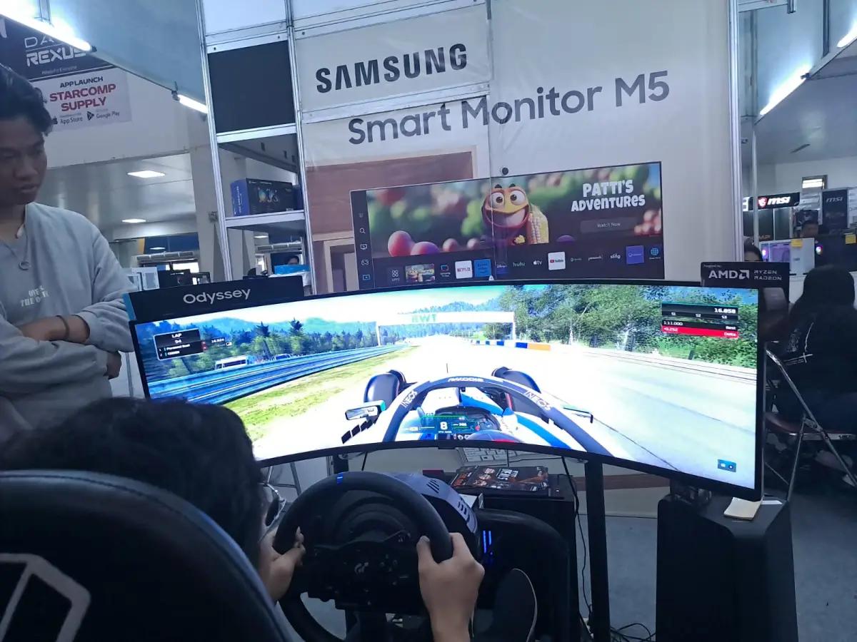 Pengunjung Yogyakomtek 2024 merasakan bermain game balap dengan gaming monitor Samsung Odyssey. (FOTO: Indogamers.com/Rofi)