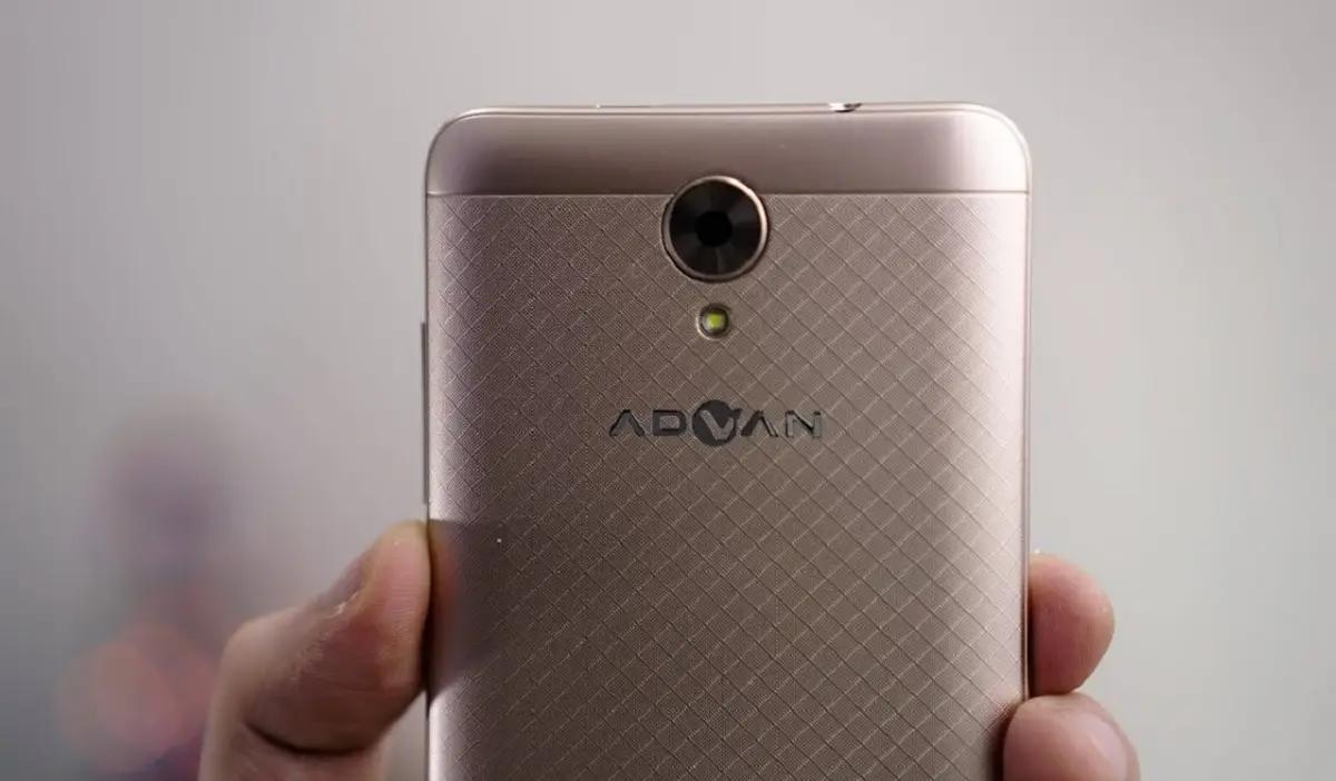 Handphone Advan (Foto: YouTube/805gadget)