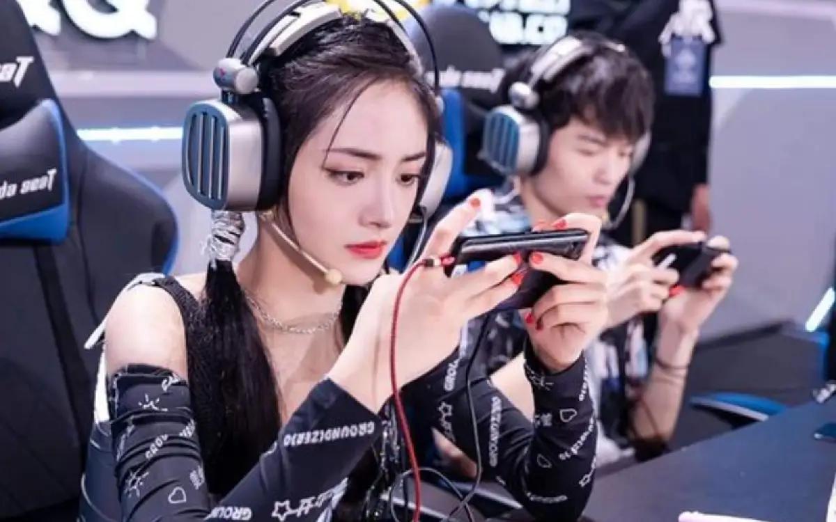 Ilustrasi gamer mobile lengkap dengan aksesoris penting.(FOTO: pinterest.com)