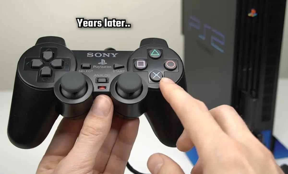 Kontroler PS2 atau PlayStation 2 (Foto: YouTube/John Glasscock)