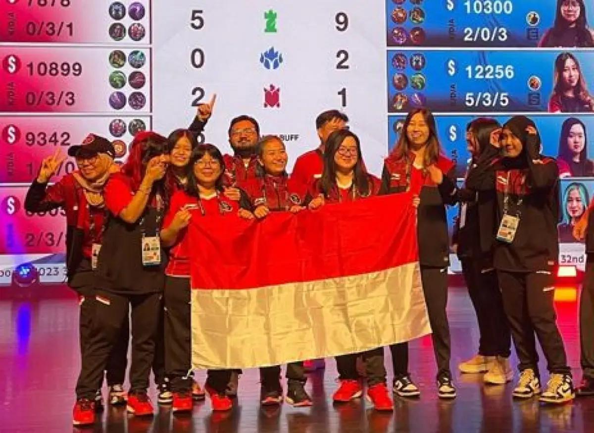 Potret Vivian dkk saat memenangi medali emas SEA Games 2023. Timnas MLBB putri Indonesia sedang kembali bertanding di nomor MLBB IESF World Esports Championships Riyadh 2024. (FOTO: Instagram/vivian.indrawaty)