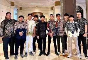 Team Liquid Indonesia, kompak memakai batik di acara M6 Gala, Selasa (26/11/2024). (FOTO: Instagram/teamliquid.id)