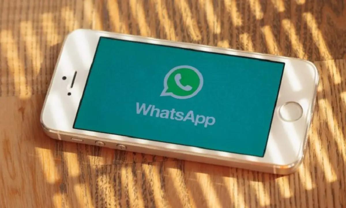 Ilustrasi penggunaan WhatsApp di iPhone seri lama (FOTO: shutterstock.com)