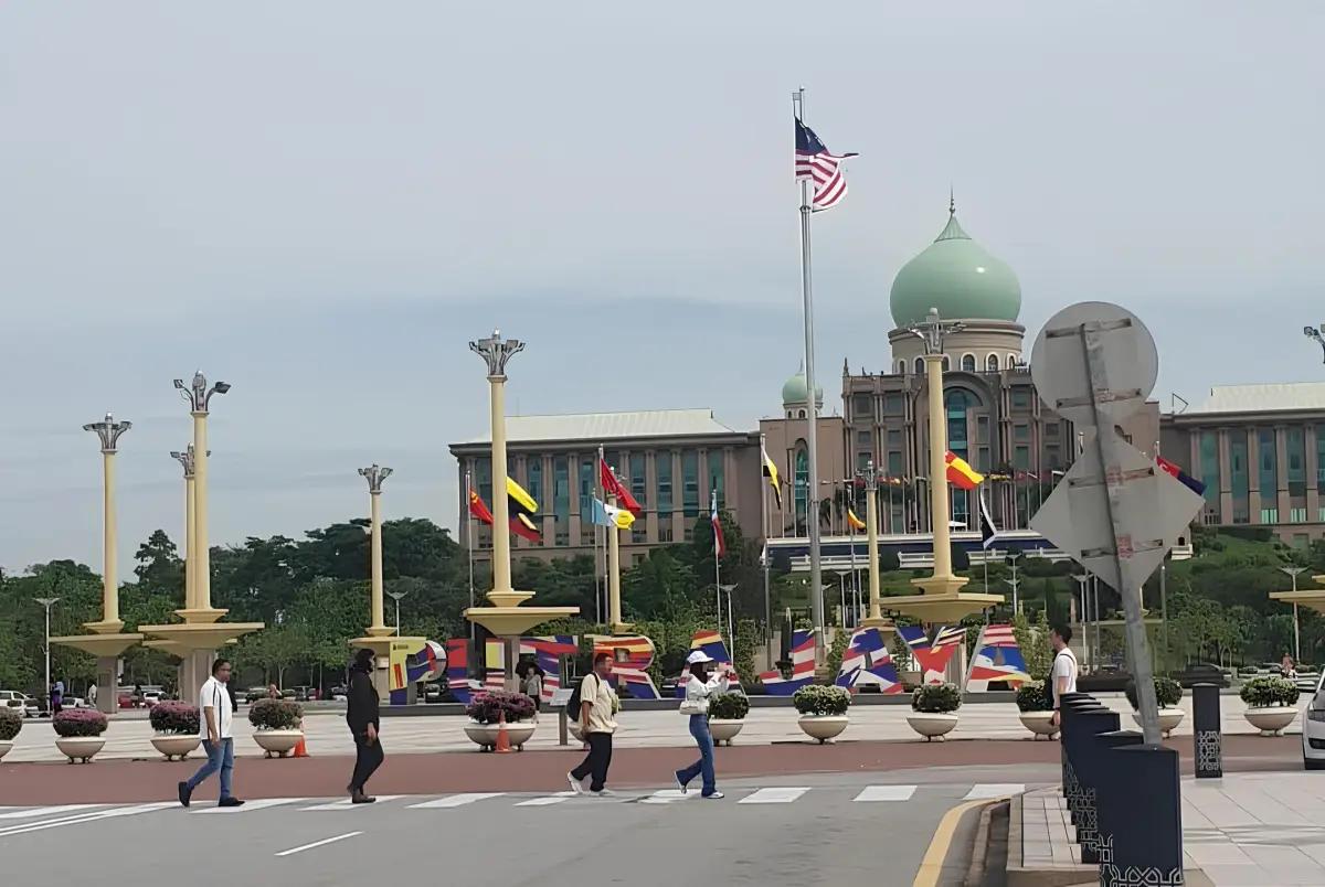 Masjid Putrajaya Kuala Lumpur (FOTO: Indogamers.com/Ica Juniyanti)