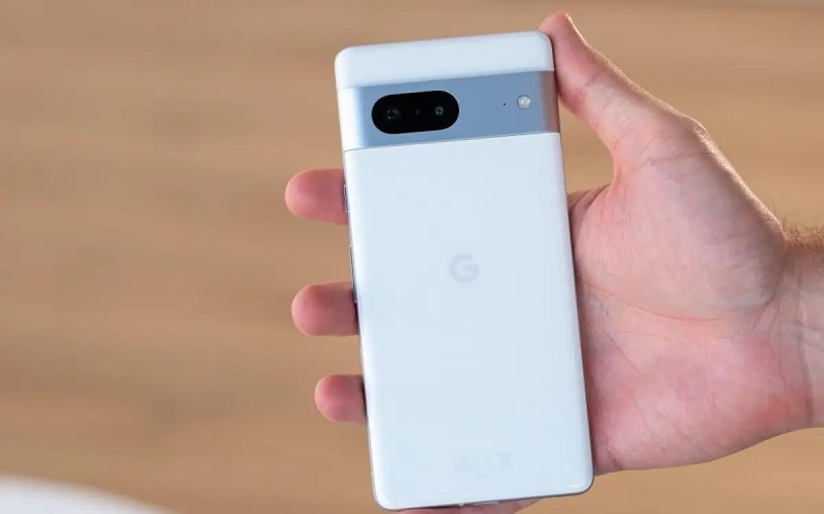 Google Pixel 7, salah satu HP paling sulit diperbaiki. (FOTO: Gsmarena)