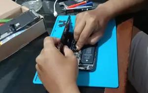 Ilustrasi penggantian LCD HP (FOTO: Indogamers.com/PembasmiBocil)