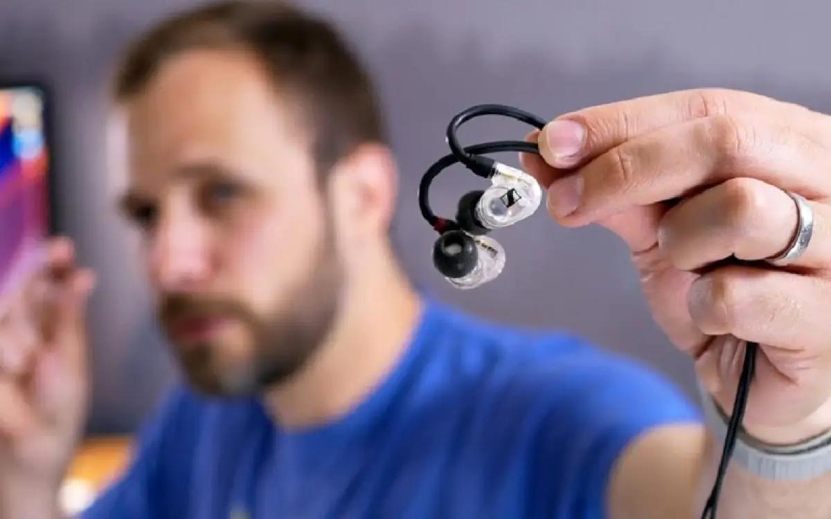 Ilustrasi earphone IEM terbaik dengan kualitas audio premium (FOTO: youtube.com/@SuperReview)