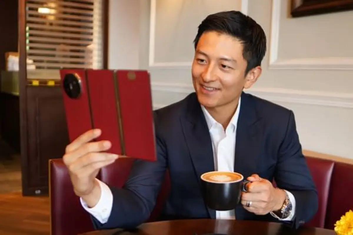 Rio Haryanto terkesan dengan Huawei Mate XT. (FOTO: Instagram/rharyantoracing)