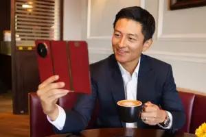 Rio Haryanto terkesan dengan Huawei Mate XT. (FOTO: Instagram/rharyantoracing)