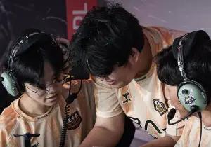 Dewa United esports berjuang lolos ke playoff. (FOTO: Instagram/dewaunitedesports)